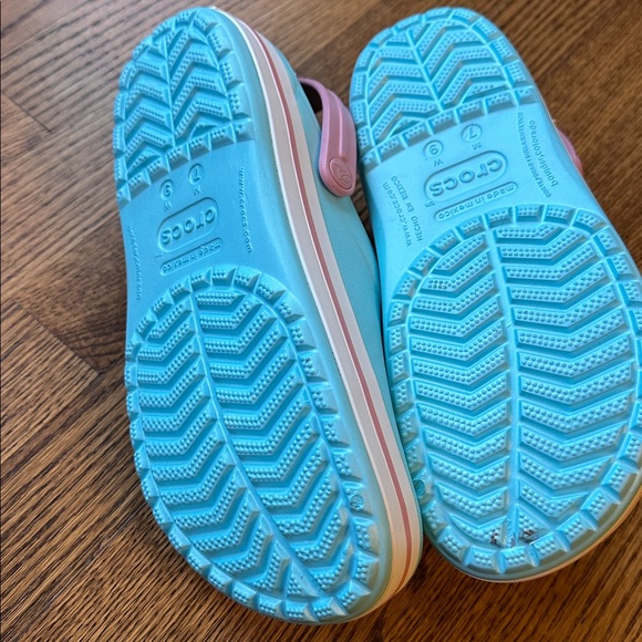 NEW Crocs - Picture 4 of 4